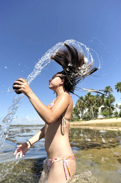 ビーチでリフレッシュする女 — ストック写真