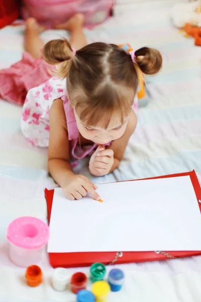 Маленькая Девочка Рисует Детской Себя Дома — стоковое фото