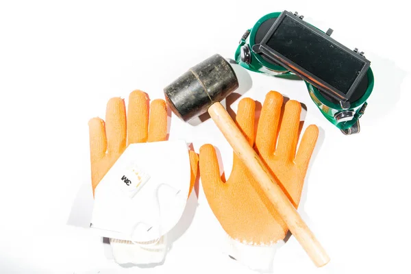 Hammer Handschuhe Schutzbrille Und Staubmaske Konstruktion Auf Weißem Hintergrund Konstruktion — Stockfoto