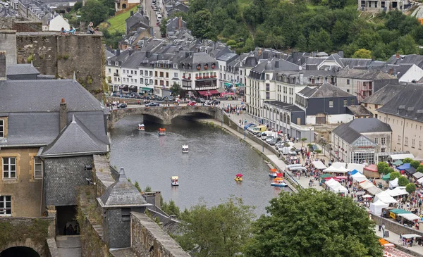 查看关于比利时城市精与市场和在河上的船 — 图库照片