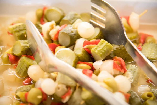Çekilen Sebze Salatası Turşu Soğan Zeytin — Stok fotoğraf