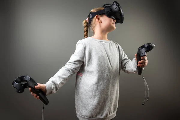 Schattige Kleine Kind Meisje Spelen Spel Virtual Reality Bril Twee — Stockfoto