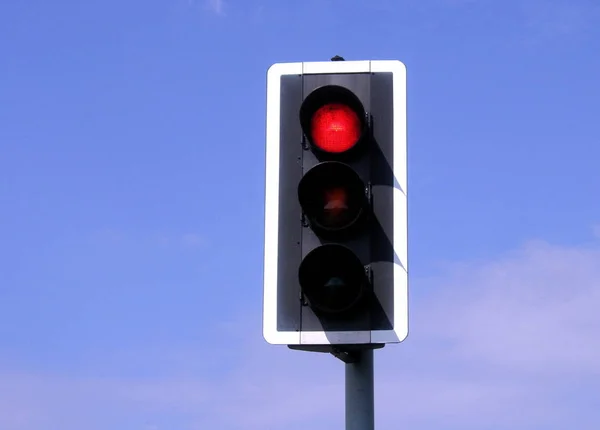 Semáforo Rojo Que Dice Tráfico Que Detenga Contra Cielo Azul — Foto de Stock