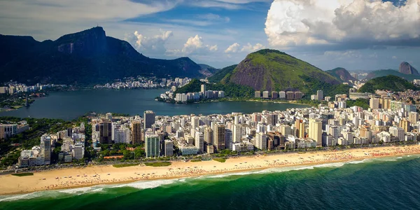 ビーチ フロント イパネマ ビーチ リオデジャネイロ ブラジルの建物の空中写真 — ストック写真