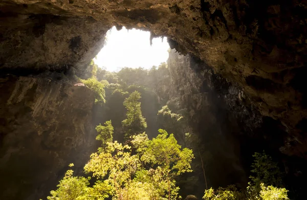 Luz Del Sol Través Agujero Cueva Tailandia — Foto de Stock