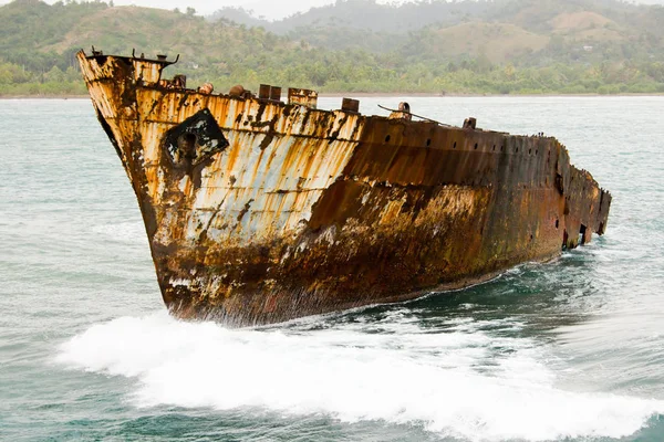 在海岸附近发生沉船事故后 海上的旧生锈船 2008年1月 古巴巴拉科阿 — 图库照片