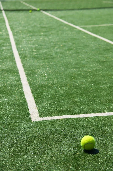 Tennisbal Een Veld — Stockfoto