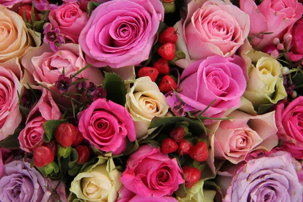 Διάφορες Αποχρώσεις Των Ροζ Τριαντάφυλλων Ένα Στολίδι Γάμου — Φωτογραφία Αρχείου