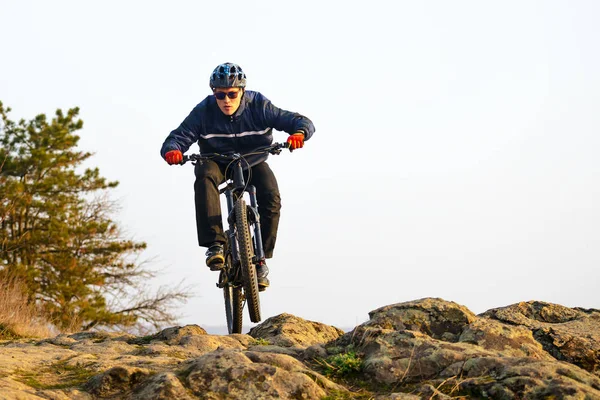 Enduro Radler Fahren Mit Dem Mountainbike Schöne Felsige Strecke Hinunter — Stockfoto