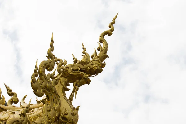 Скульптура Золотой Змеи Белом Храме Чианграя Таиланде — стоковое фото