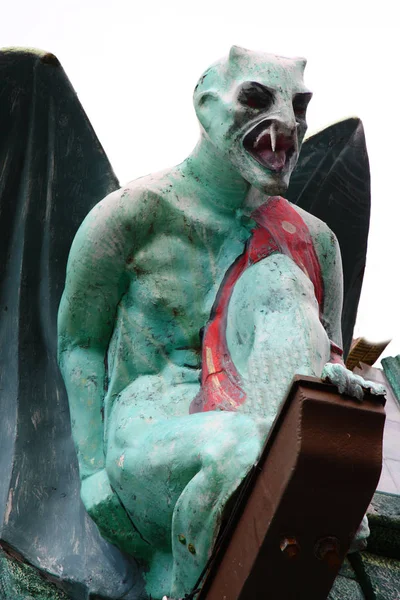 Τρόμου Άγαλμα Βαμπίρ Στο Δρόμο Της Πόλης — Φωτογραφία Αρχείου