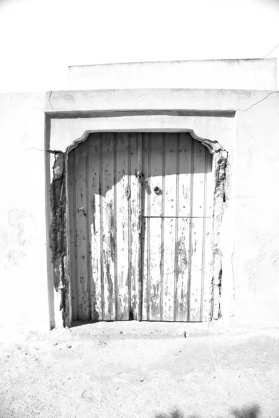 蓝色的门 在古色古香的村庄圣托里尼岛希腊欧洲和白墙 — 图库照片