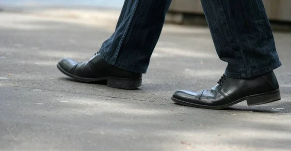 Zapatos Hombre Caminando Por Calle Concéntrate Los Zapatos Adecuados — Foto de Stock