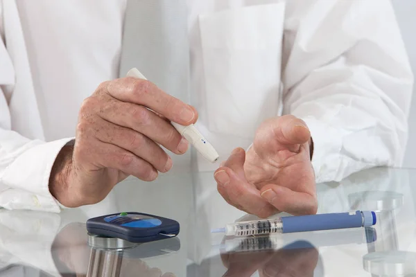 Hombre Negocios Oficina Con Diabetes Inicio Que Mide Azúcar Sangre — Foto de Stock