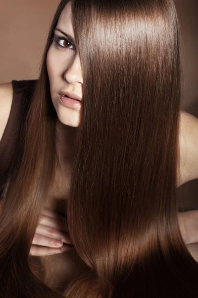 Parlak Uzun Saçlı Genç Güzel Kadın Portresi — Stok fotoğraf