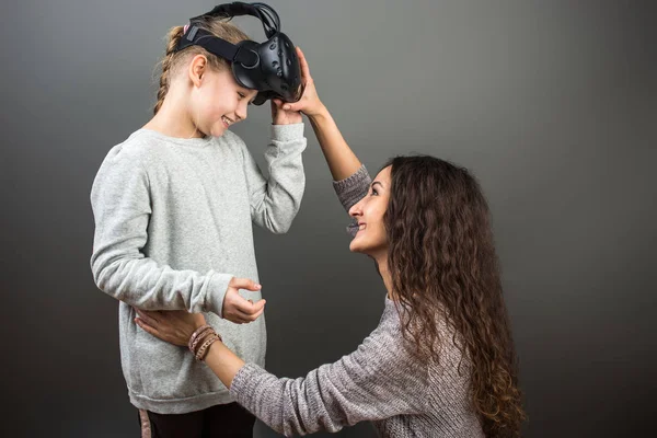 Moeder Kind Spelen Samen Met Virtual Reality Headsets — Stockfoto