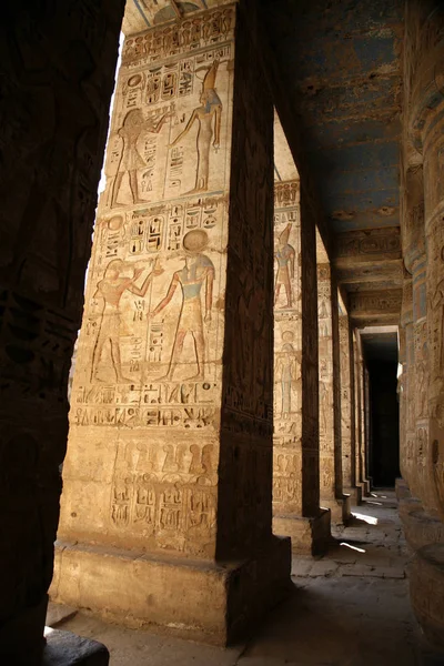 Zadaszony Spacer Egipskiej Świątyni — Zdjęcie stockowe