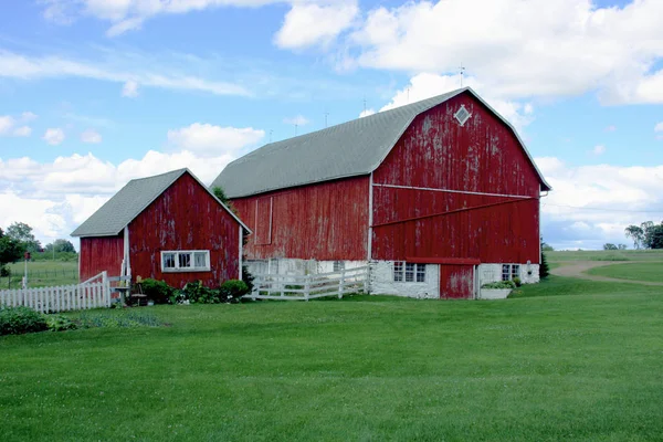 Παλιό Κόκκινο Αχυρώνα Και Ρίξει Μια Χώρα Γαλακτοκομική Φάρμα Λευκό — Φωτογραφία Αρχείου