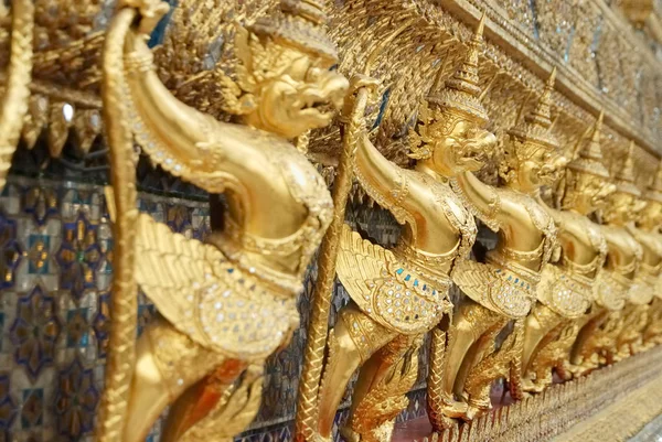 Szobor Garuda Mese Állat Thai Buddhista Templom Falán Metropolis Thaiföld — Stock Fotó