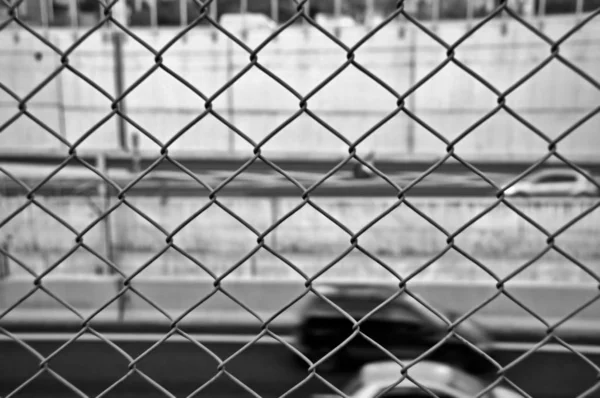 高速公路上的超速模糊汽车和铁丝网围栏 — 图库照片