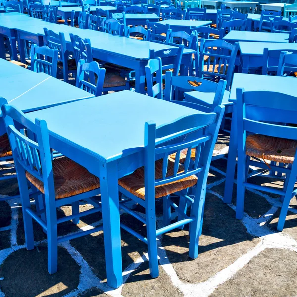 サントリーニ島ヨーロッパでテーブル ギリシャ古いレストラン椅子と夏 — ストック写真