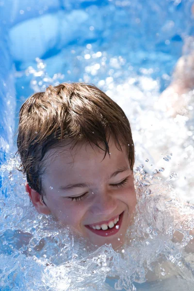 Jong Kind Spelen Het Water — Stockfoto