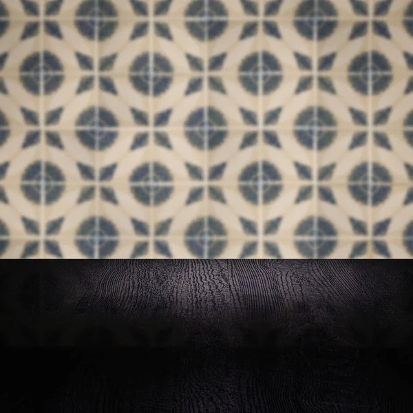 Leere Holztischplatte Und Verschwimmen Vintage Keramikfliesen Muster Wand Hintergrund Attrappe — Stockfoto