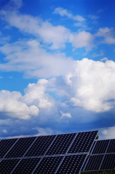 Solární Kolektor Energetických Rostlin Mimo Proti Obloze — Stock fotografie