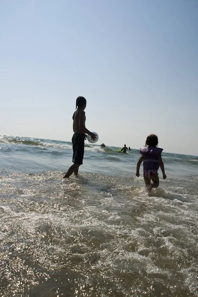Брат Сестра Наслаждаются Волнами Пляже — стоковое фото