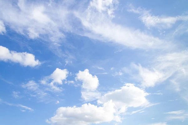 Zachte Witte Wolken Tegen Blauwe Lucht — Stockfoto