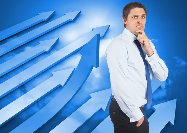 Denkender Geschäftsmann Berührt Kinn Gegen Pfeile Blauem Himmel — Stockfoto
