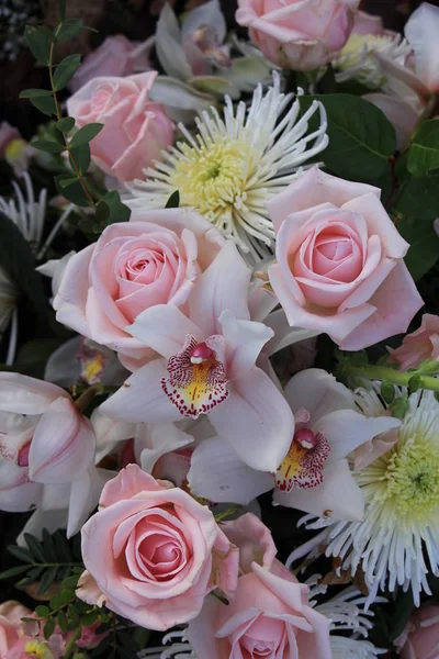 Różowe Róże Orchidee Cymbidium Układ Ślubny — Zdjęcie stockowe