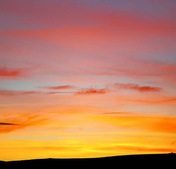 Wschód Słońca Kolorowym Niebie Białe Miękkie Chmury Abstrakcyjne Tło — Zdjęcie stockowe