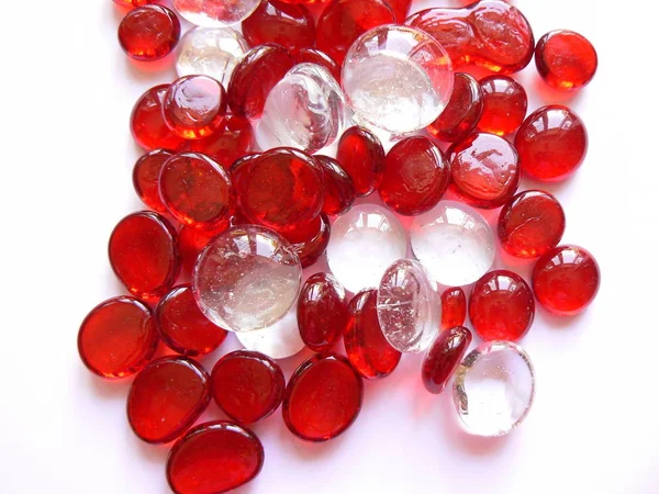 Κόκκινες Και Καθαρές Γυάλινες Χάντρες — Φωτογραφία Αρχείου