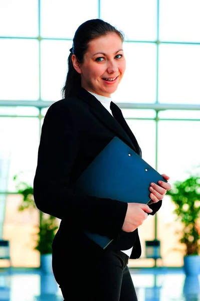 フォルダー事務所を保持している若い幸せなビジネス女性 — ストック写真