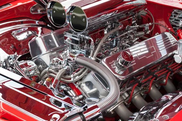 スポーツ車のクローム メッキ エンジンのクローズ アップ — ストック写真