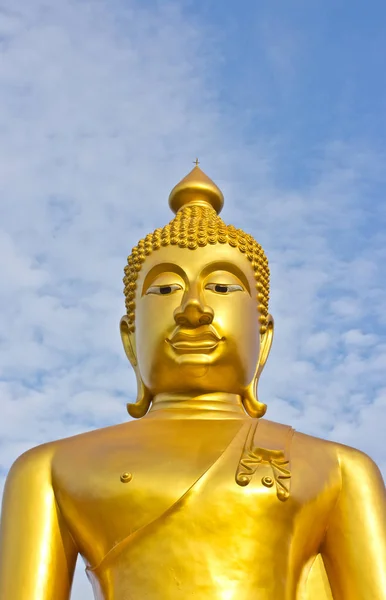 Estátua Buda Ouro Templo Budista Céu Azul — Fotografia de Stock