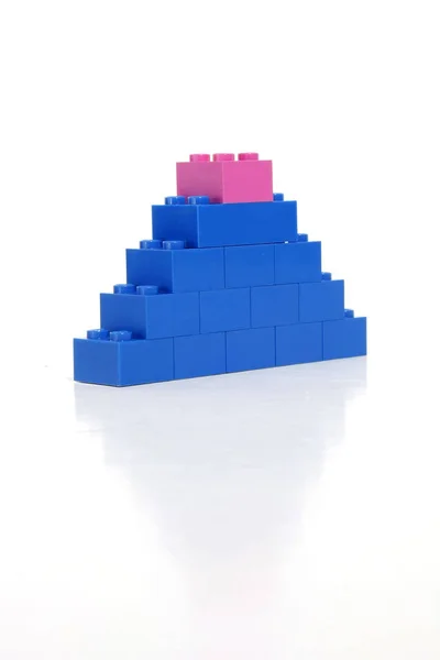 青い塔の上のピンクのブロックは 女性の強さを示しています — ストック写真