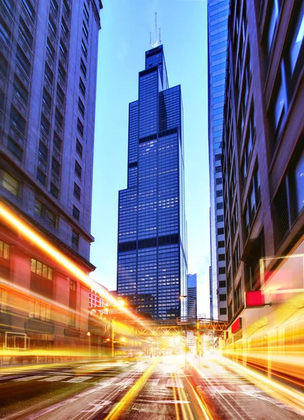 Willis Tower Moderní Město Noci Dálnici Provoz — Stock fotografie