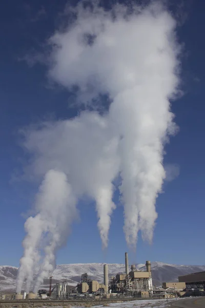 Fumo Usina Com Céu Azul Montanhas — Fotografia de Stock
