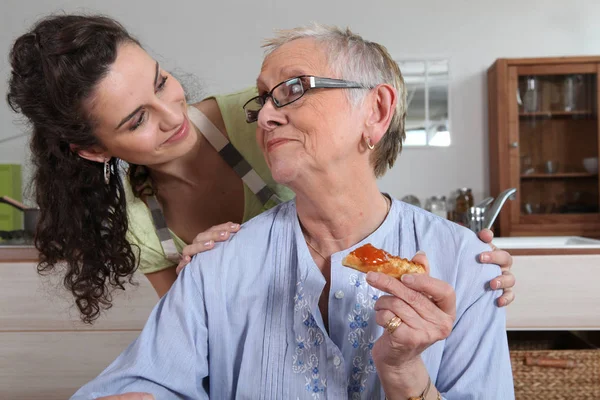 Giovane Donna Aiuto Casa — Foto Stock