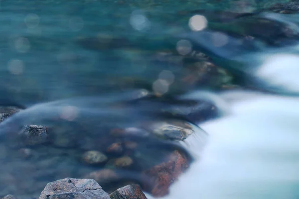 ノルウェーの石と美しい高速純粋な氷河川 — ストック写真