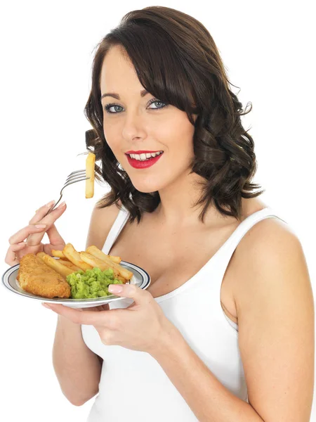 Mujer Joven Comiendo Pescado Patatas Fritas Con Guisantes — Foto de Stock