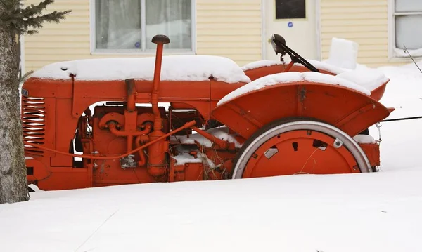 Snowdrifts Contra Tractor Granja Antiguo —  Fotos de Stock