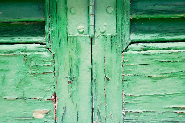 Παλιό Τοίχο Ένα Παράθυρο Στροφείς Πράσινο Ξύλο Και Σκουριασμένο Μέταλλο — Φωτογραφία Αρχείου