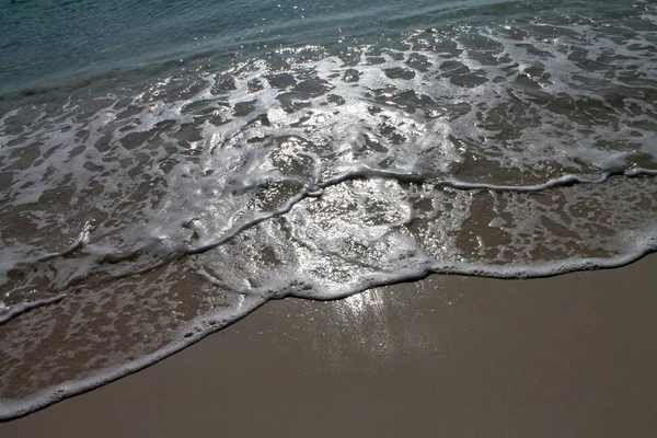 Sulla Spiaggia Dell Oceano Sabbieacque Onde Blu Acqua — Foto Stock