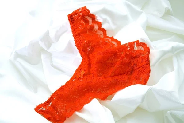 Calcinhas Elegantes Sensuais Das Mulheres Vermelhas Deitadas Pano Branco — Fotografia de Stock