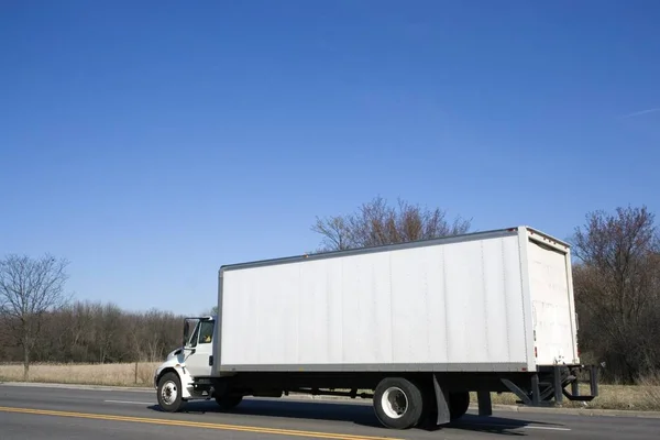 Vit Truckkörning Vägen — Stockfoto