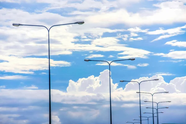 Lichtmast Auf Schönen Weißen Wolken Und Blauem Himmel — Stockfoto