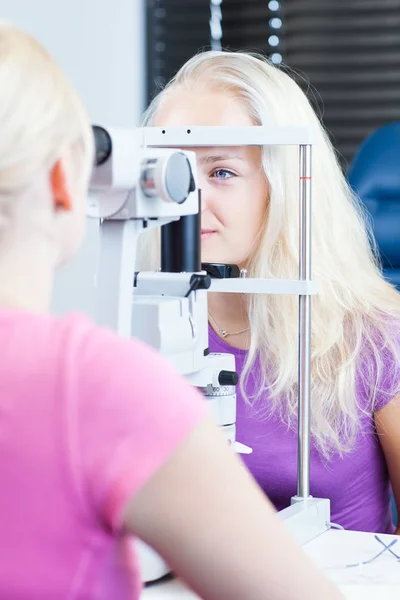 Concepto Optometría Una Paciente Joven Bonita Que Tiene Los Ojos —  Fotos de Stock